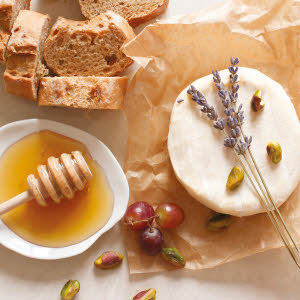 RG Pharma - Miele, prosciutto, uva e un pezzo del tuo formaggio preferito.